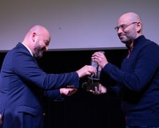 <p>Gala wręczenia nagr&oacute;d Pi&oacute;ro Fredry i Dobre Strony &ndash; prezydent wręcza nagrodę dla Wydawnictwa Karakter</p>