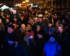 <p>Wsp&oacute;lne kolędowanie wrocławian na Rynku, w przeddzień Wigilii 2024. Mieszkańc&oacute;w wspierali znani artyści.</p>