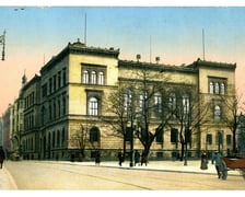 <p>Gmach Śląskiego Muzeum Rzemiosła Artystycznego i Starożytności na dawnej poczt&oacute;wce</p>