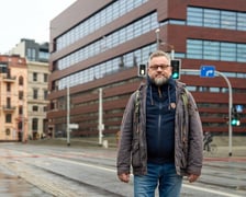 <p>Przewodnik Michał Karczmarek przy ul. Krupniczej, za nim NFM, kt&oacute;re wybudowano w miejscu, gdzie niegdyś znajdowało się Śląski Muzeum Rzemiosła Artystycznego i Starożytności&nbsp;</p>