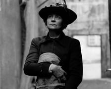 kadr z filmu Dziewczyna z igłą