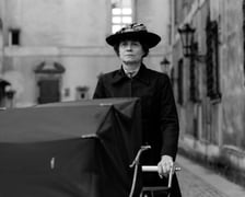 kadr z filmu Dziewczyna z igłą