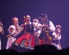 <p>Porywające układy choreograficzne w wykonaniu m.in. tancerzy Zespołu Pieśni i Tańca Warszawianka. Widowisko "Chłopi Tańcuj Remixed" w Hali Stulecia</p>