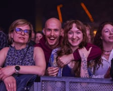 <p>Widowisko "Chłopi Tańcuj Remixed". Hala Stulecia wypełniła się niemal po brzegi</p>