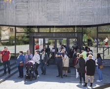 <p>Kolejki zwiedzających przed Panoramą Racławicką 4 kwietnia</p>