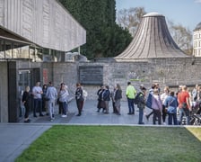 <p>Kolejki zwiedzających przed Panoramą Racławicką 4 kwietnia</p>