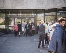 <p>Kolejki zwiedzających przed Panoramą Racławicką 4 kwietnia</p>