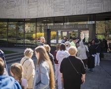 <p>Kolejki zwiedzających przed Panoramą Racławicką 4 kwietnia</p>