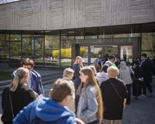 <p>Kolejki zwiedzających przed Panoramą Racławicką 4 kwietnia</p>