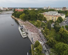 <p class="MsoNormal"><strong>HARMONOGRAM WYDARZEŃ ŚWIĘTA WROCŁAWIA 2026 OD 22.06. DO 30.06.</strong></p>
<p class="MsoNormal"><strong>25 CZERWCA</strong></p>
<p class="MsoNormal"><strong>godz. 12.00 <span style="color: #ee0000;">Stary Ratusz we Wrocławiu &ndash; zamek mieszczan &ndash; spacer z oprowadzaniem</span></strong> Rynek (Muzeum Sztuki Mieszczańskiej) <a href="http://www.muzeum.miejskie.wroclaw.pl/">www.muzeum.miejskie.wroclaw.pl</a></p>
<p class="MsoNormal"><strong>godz. 18.00</strong> <strong><span style="color: #ee0000;">&bdquo;Kiedy Ty m&oacute;wisz Odra&rdquo; i &bdquo;Odra, poezja rzeki&rdquo;</span></strong> &ndash; prezentacja antologii wierszy i filmu w reżyserii Anny Marii Fusaro iStanisława Melskiego pl. gen. T. Kościuszki 10 (Klub Muzyki i Literatury) <a href="http://www.klubmil.pl/">www.klubmil.pl</a></p>
<p class="MsoNormal"><strong>godz. 18.00&ndash;20.30</strong> Boki Bruku: W godności wolność &ndash; wydarzenie artystyczne, strefa kreacji <strong>godz. 21.00&ndash;22.00</strong> Live act muzyczno-wizualny ul. Ruska 46 <a href="http://www.kameralisci.pl/">www.kameralisci.pl</a></p>
<p class="MsoNormal"><strong>godz. 20.00</strong> <strong><span style="color: #ee0000;">Koncert na statkach &ndash; &bdquo;Wratislavii&rdquo; i&bdquo;Rusałce&rdquo;,</span></strong> na kt&oacute;rych wystąpią: ElectroAcoustic Beat Sessions, Urszula Dudziak, Anna Rusowicz, Paulina Przybysz i John Porter, połączony z pokazem świetlnym na Ostrowie Tumskim Bulwar X. Dunikowskiego <a href="http://www.wro.news/statki">www.wro.news/statki</a></p>
<p class="MsoNormal">(na zdjęciu ubiegłoroczny koncert na statkach)</p>