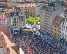 <p>Gitarowy Rekord Świata 2025 na wrocławskim rynku na zdjęciach z drona</p>