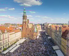 <p>Gitarowy Rekord Świata 2025 na wrocławskim rynku na zdjęciach z drona</p>