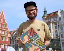 <p>Jakub Kamiński z tomem wyr&oacute;żnionym&nbsp;Polish Graphic Design Awards</p>