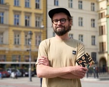 <p>Jakub Kamiński z płytą zespołu Lumpeks, do kt&oacute;rej zaprojektował okładkę. Okazała się zwycięzcą X edycji poznańskiego Konkursu 30/30</p>