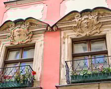 <p>Okna w kamieniczce &bdquo;Małgosia&rdquo;</p>