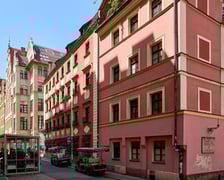 <p>Okna w kamieniczce &bdquo;Małgosia&rdquo;</p>