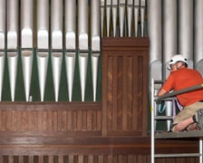 <p>Demontaż piszczałek organ&oacute;w w katedrze wrocławskiej</p>