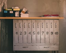 <p>Zdjęcia Jerzego Wypycha w książce &bdquo;Te wszystkie Raje, Zrywy i Jutrzenki. O małych kinach na Dolnym Śląsku&rdquo; układają się w rodzaj eseju fotograficznego</p>