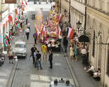 <p>Plan zdjęciowy serialu &bdquo;Czarna śmierć&rdquo; w Sukiennicach i obok Ratusza</p>