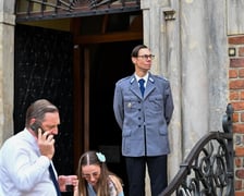 <p>Plan zdjęciowy serialu &bdquo;Czarna śmierć&rdquo; w Sukiennicach i obok Ratusza</p>