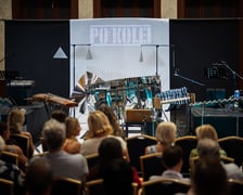 Spektakl „Kochanie jesteśmy”  Tomasza Mana scenie letniej Teatru Po Kolei na Dworcu Głównym PKP we Wrocławiu