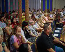 Spektakl „Kochanie jesteśmy”  Tomasza Mana scenie letniej Teatru Po Kolei na Dworcu Głównym PKP we Wrocławiu