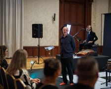 Spektakl „Kochanie jesteśmy”  Tomasza Mana scenie letniej Teatru Po Kolei na Dworcu Głównym PKP we Wrocławiu