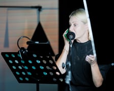 Spektakl „Kochanie jesteśmy”  Tomasza Mana scenie letniej Teatru Po Kolei na Dworcu Głównym PKP we Wrocławiu