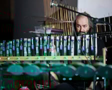 Spektakl „Kochanie jesteśmy”  Tomasza Mana scenie letniej Teatru Po Kolei na Dworcu Głównym PKP we Wrocławiu