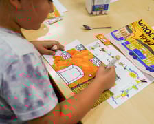 <p>Warsztaty dla dzieci w CIM &bdquo;Nowe Łąki&rdquo; z udziałem Jakuba Plączkowskiego, wrocławskiego Nikifora</p>