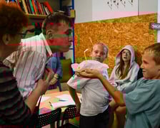 <p>Warsztaty dla dzieci w CIM &bdquo;Nowe Łąki&rdquo; z udziałem Jakuba Plączkowskiego, wrocławskiego Nikifora</p>