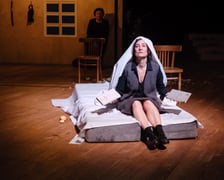 <p>Maja Ostaszewska w spektaklu &bdquo;Kofman. Podw&oacute;jne wiązanie&rdquo;</p>