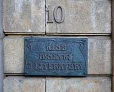 <p>Klub Muzyki i Literatury &ndash; tablica przy wejściu z placu Kościuszki</p>