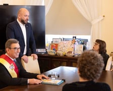 <p>Wizyta młodzieży w gabinecie prezydenta Wrocławia Jacka Sutryka&nbsp;</p>