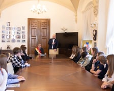 <p>Wizyta młodzieży w gabinecie prezydenta Wrocławia Jacka Sutryka&nbsp;</p>