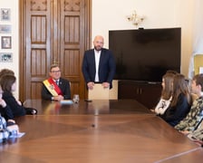 <p>Wizyta młodzieży w gabinecie prezydenta Wrocławia Jacka Sutryka&nbsp;</p>