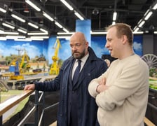 <p>Prezydent Wrocławia Jacek Sutryk ogląda makietę w Kolejkowie</p>