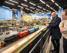 <p>Prezydent Wrocławia Jacek Sutryk ogląda makietę w Kolejkowie</p>
