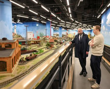 <p>Prezydent Wrocławia Jacek Sutryk ogląda makietę w Kolejkowie</p>