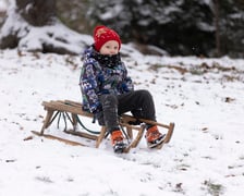 Wzgórze Gajowickie, nazywane również Górką Pafawagu. Położone jest przy ul. Pretficza i ma łagodny zjazd, dlatego świetnie sprawdzi się dla młodszych dzieci.