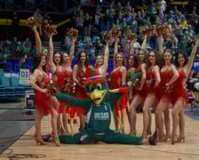 Kibice, cherleaderki i koszykarze podczas meczu Śląsk Wrocław - Arka Gdynia w Hali Orbita, 17 grudnia 2022 r.