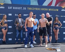 Ceremonia ważenia zawodników przezwieczorem bokserskim na Tarczyński Arena, którego kulminacją będzie walka Usyk - Dubois