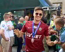 Kibice witają wicemistrzów Polski - drużynę Śląska Wrocław - na wrocławskim Rynku.