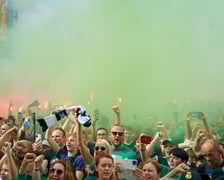 Kibice witają wicemistrzów Polski - drużynę Śląska Wrocław - na wrocławskim Rynku.