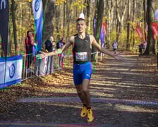 Bieg CITY TRAIL w Lesie Osobowickim we Wrocławiu. Zdjęcia biegaczy