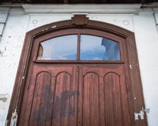 <p>W kompleksie zachowały się zabytkowe drzwi i część oryginalnej stolarki, w tym okiennej</p>