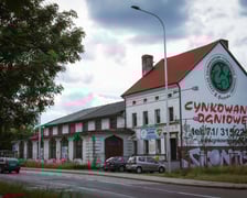 <p>Częśc, kt&oacute;a zachowała się po dawnym hotelu stanowi zaplecze socjalne</p>