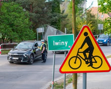 Policjanci i strażnicy miejscy na rogatkach miasta pilnowali przestrzegania nowych zasad poruszania się po Brochowie i Bieńkowicach (zdjęcie z poniedziałkowego poranka 4 maja)