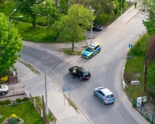 Policjanci i strażnicy miejscy na rogatkach miasta pilnowali przestrzegania nowych zasad poruszania się po Brochowie i Bieńkowicach (zdjęcie z poniedziałkowego poranka 4 maja)
