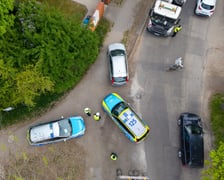 Policjanci i strażnicy miejscy na rogatkach miasta pilnowali przestrzegania nowych zasad poruszania się po Brochowie i Bieńkowicach (zdjęcie z poniedziałkowego poranka 4 maja)